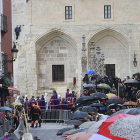 Los alrededores de la Catedral se llenaron a la espera de ver pasar la procesión.