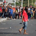 Habitantes de Tecun Uman  Guatemala  se enfrentan con migrantes hondurenos.