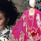 Hanae Mori con uno de sus famosos diseños.