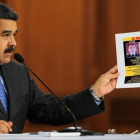 Maduro muestra una foto de Oswaldo Valentín García Palomo, uno de los responsables a los que acusa de la autoría del atentado.-AFP