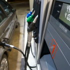 Un consumidor reposta en una estación de servicio automática.