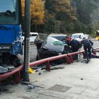 Evacuada a Barcelona una dona ferida en un accident entre un cotxe i un camió