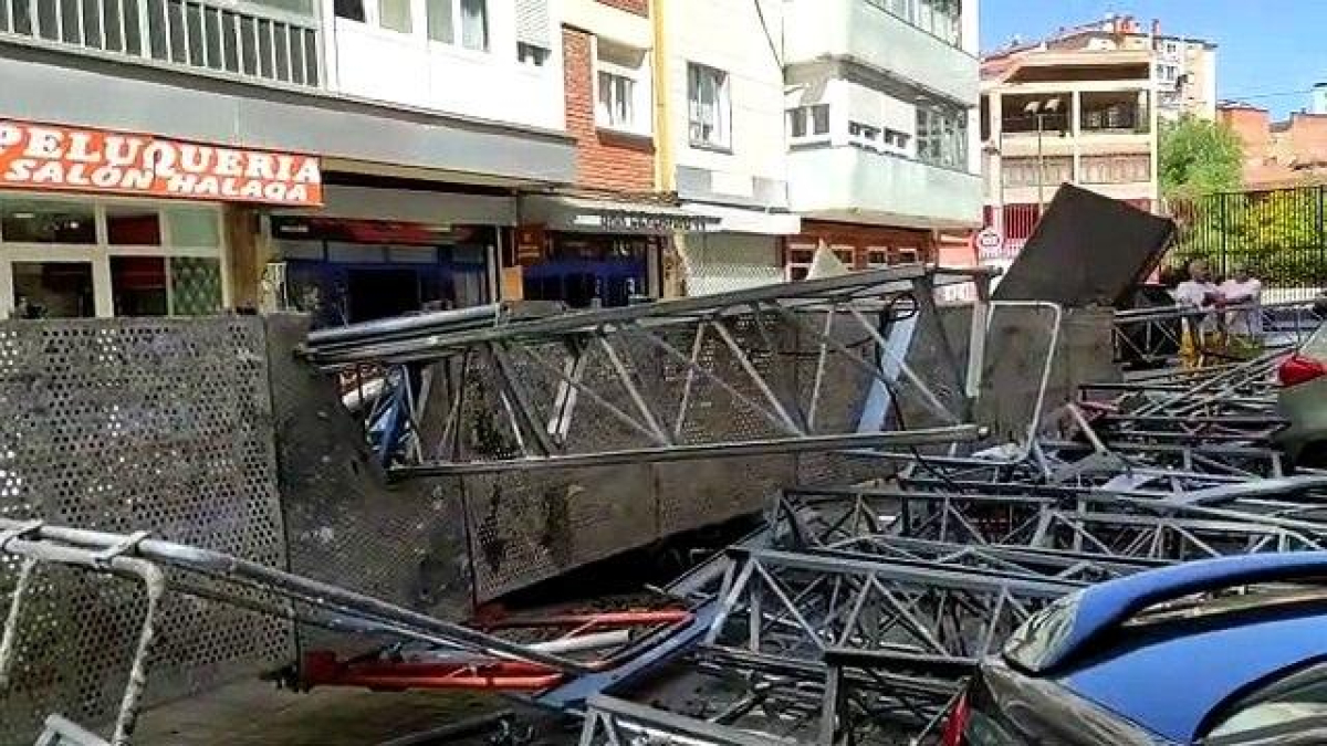 La caída de un andamio en la barriada Juan XXIII ha provocado diversos daños en vehículos aparcado. No ha que lamentar daños personales. <br />Aquí tienes todas las fotos: https://bit.ly/3Nb0Dpf<br />Y aquí, toda la información: https://bit.ly/3OTVuTX
