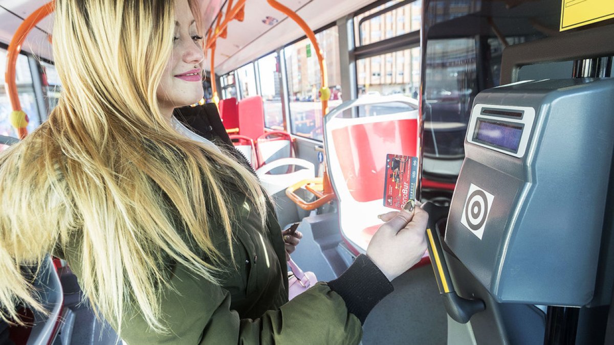 interior de autobuses urbanos con gente, tarjetas,paradas, conductor, …