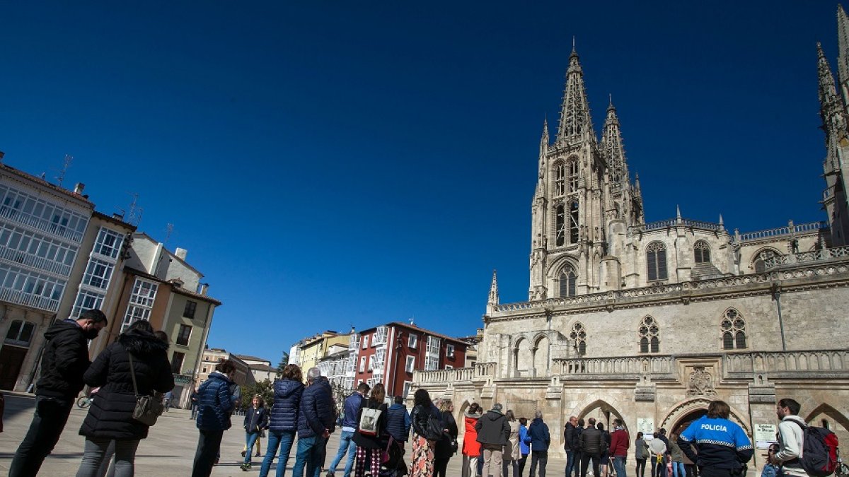 Cola de turistas en la Catedral de Burgos el último día de Semana Santa del año pasado.