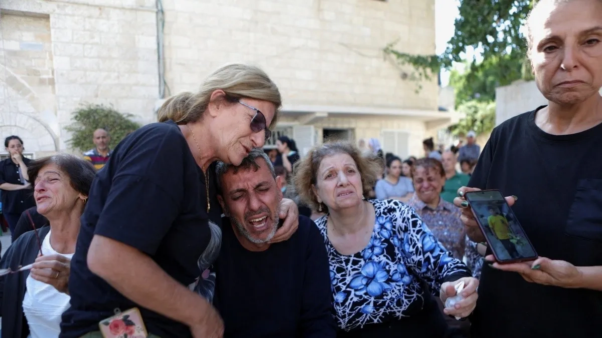 Los fieles asisten a un funeral por los palestinos muertos en un ataque israelí que dañó la Iglesia Ortodoxa Griega de San Porfirio, donde se refugiaban los palestinos que huyeron de sus hogares