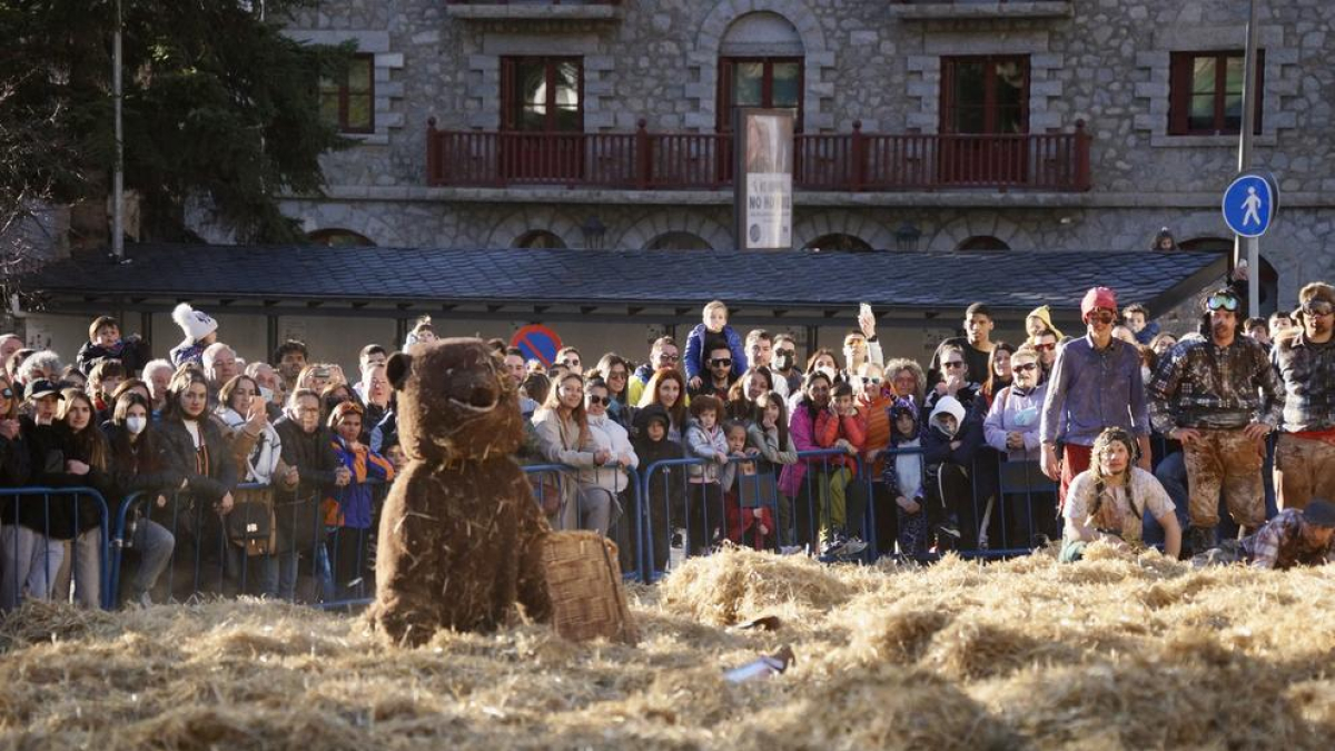 Centenars d'encampadans s'han aplegat aquesta tarda al voltant de l'aparcament del Prat de l'Areny per a presenciar un any més l'espectacle del Ball de l'Ossa.