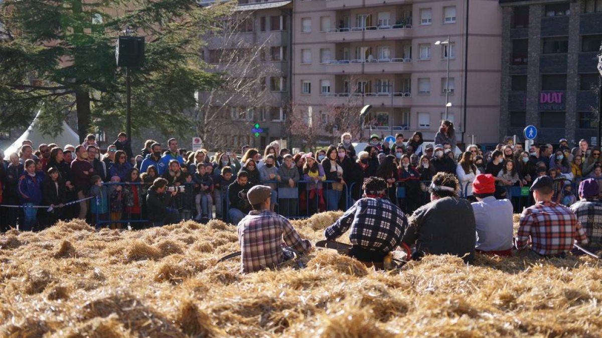 Centenars d'encampadans s'han aplegat aquesta tarda al voltant de l'aparcament del Prat de l'Areny per a presenciar un any més l'espectacle del Ball de l'Ossa.