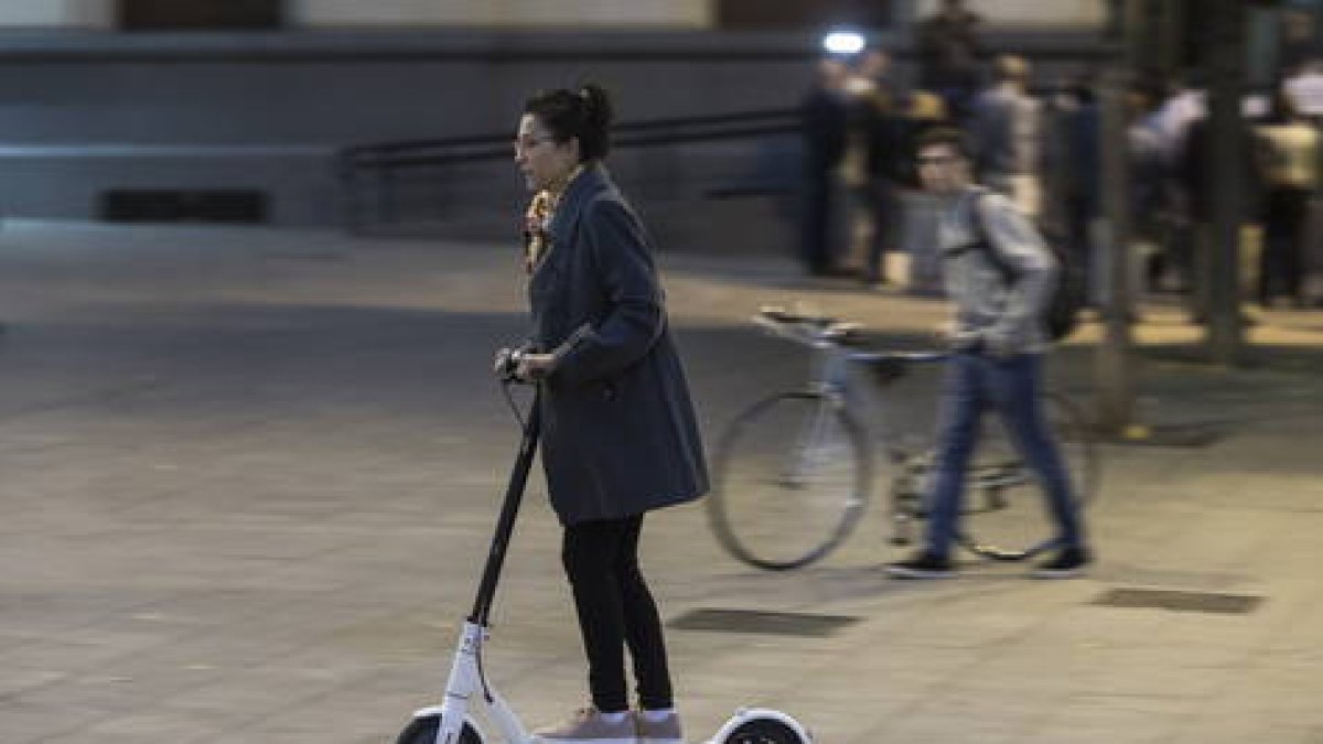 Mujer en Patinete electrico