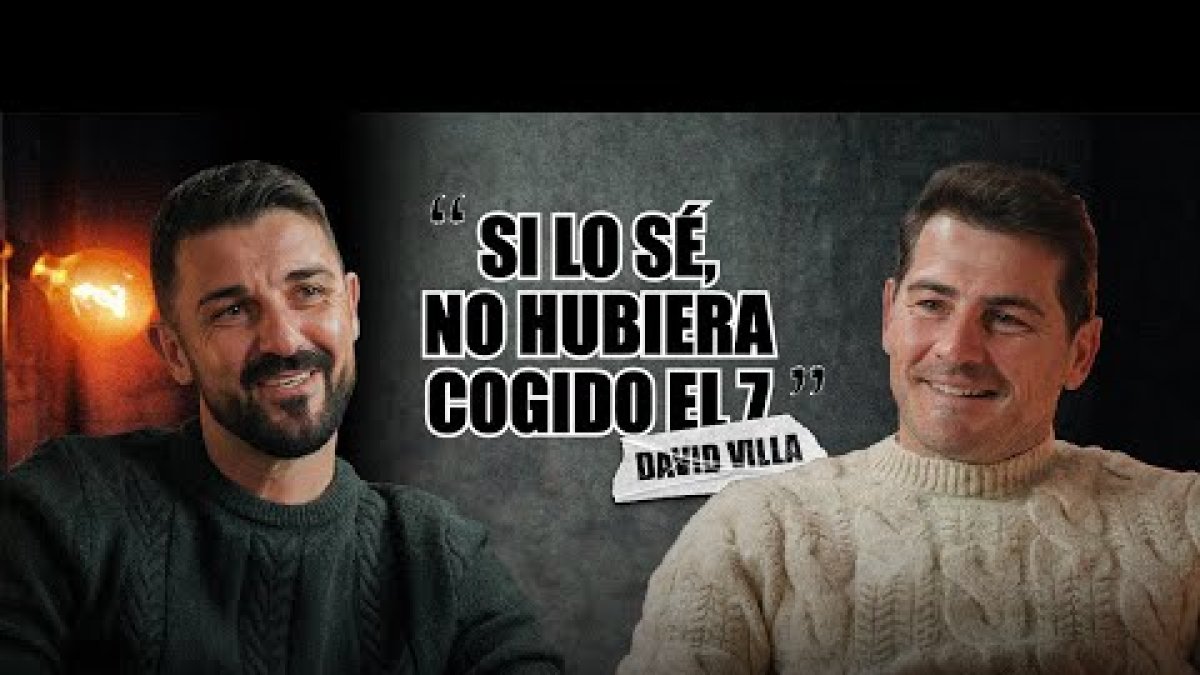 En este cuarto episodio de Bajo Los Palos by Flexicar, David Villa, delantero histórico de nuestro futbol, se sienta con Iker Casillas para hablar sobre cómo está llevando su época de retiro profesional, cuáles fueron para él los mejores entrenadores que tuvo, cómo ve a la Selección Española actual y mucho más. Una charla distendida y en la que se dan respuestas a temas en boca de todos como fue el dilema sobre la elección del dorsal '7' de la Selección de aquella época. 


