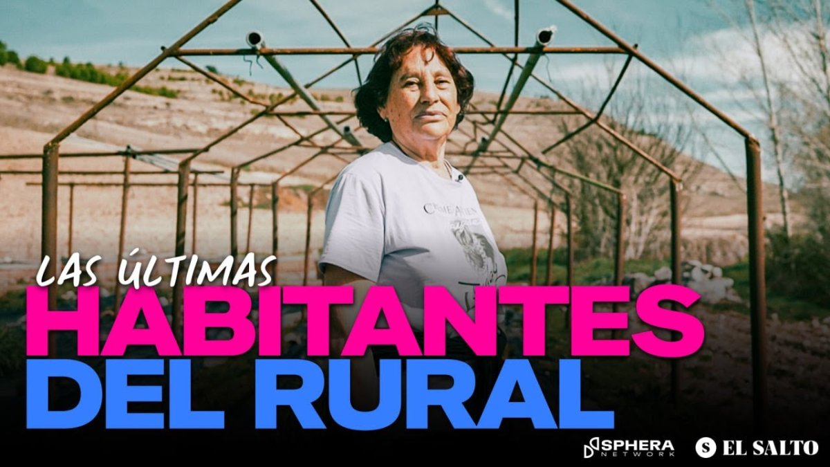 Maribel lleva trabajando en el campo desde que era pequeña pero no ha podido cotizar nunca. Junto a sus amigas resiste en un medio rural que envejece sin sanidad, educación o transporte y ante la desigualdad que ha lastrado las pensiones de estas supervivientes.
Un reportaje de Sara Plaza Casares y Mar Sala para Sphera.
https://www.elsaltodiario.com/segovia/maribel-amigas-ultimas-habitantes-del-rural-espana