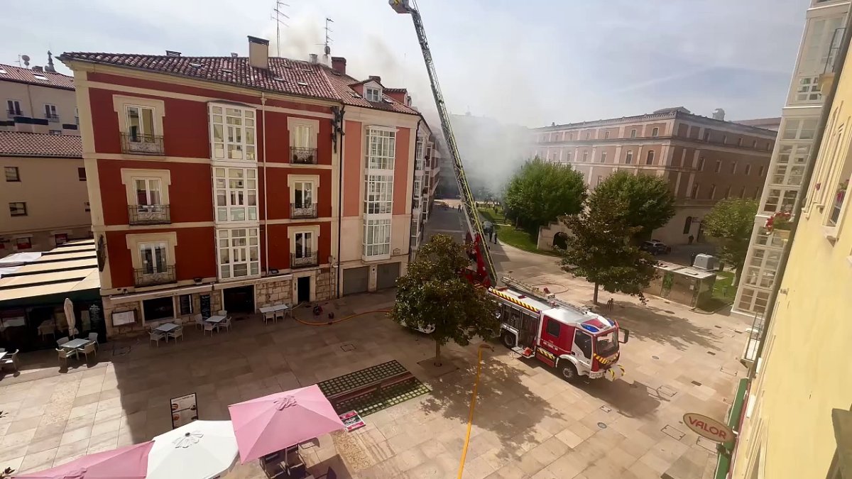 Efectivos del parque de Burgos intervienen en un incendio en el entorno de la calle Nuño Rasura.