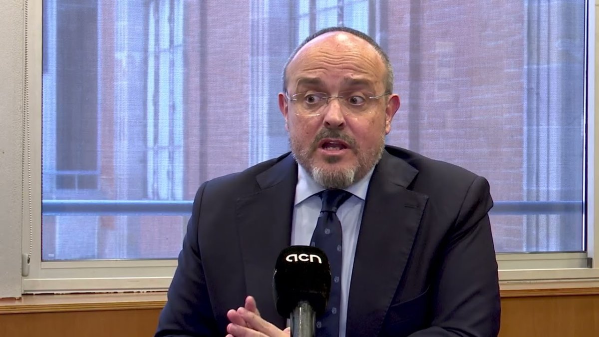 El líder popular cree que Junts hace “teatro” y “chanchullos” en Madrid para decir que “rompe” con Sánchez sin hacerlo