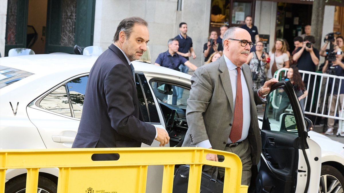 El exministro de Transportes José Luis Ábalos (i) 