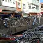 La caída de un andamio en la barriada Juan XXIII ha provocado diversos daños en vehículos aparcado. No ha que lamentar daños personales. <br />Aquí tienes todas las fotos: https://bit.ly/3Nb0Dpf<br />Y aquí, toda la información: https://bit.ly/3OTVuTX