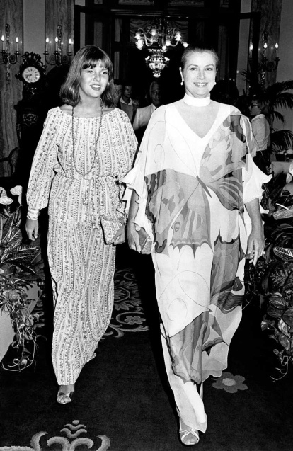 Grace de Mónaco, vestida por Hanae Mori, junto a su hija Carolina.